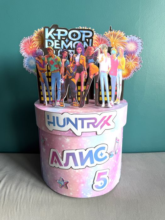 Картонена торта  Kpop Demon Hunters Ловци на демони HUNTRIX