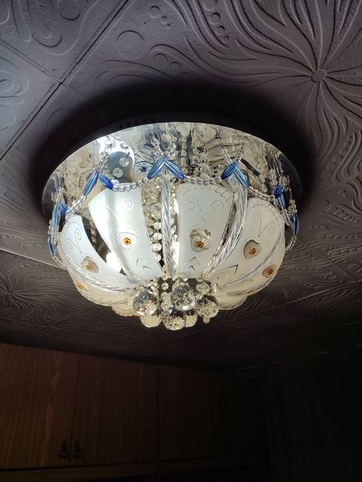 Продам люстру средних размеров