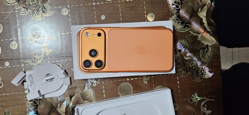 IPhone 17,intact sigilat,rulează perfect,nu este original dar funcționează foarte bine