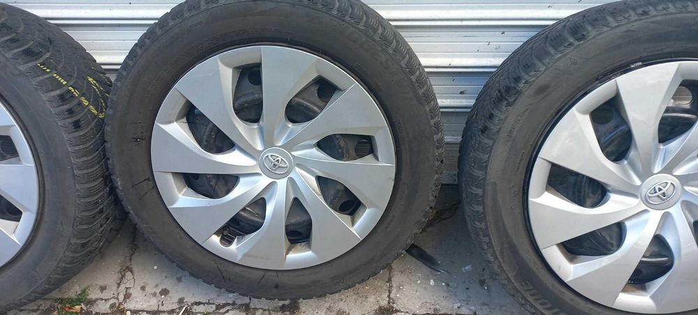 Зимни гуми Bridgestone с железни джанти и оригинални тасове за Тoyota Corolla