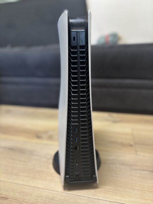 PS5 с 14 игри и 2 джойстика