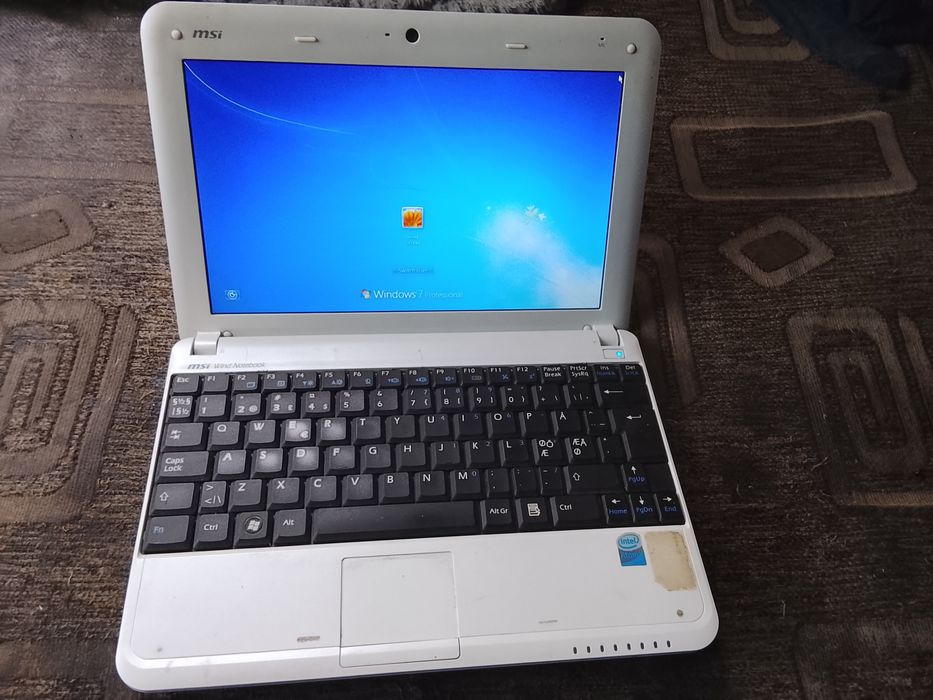 Mini laptop funcțional cu încărcător