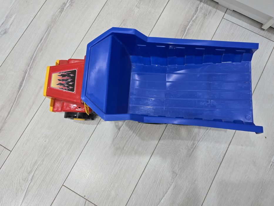 Продам игрушечную машинку