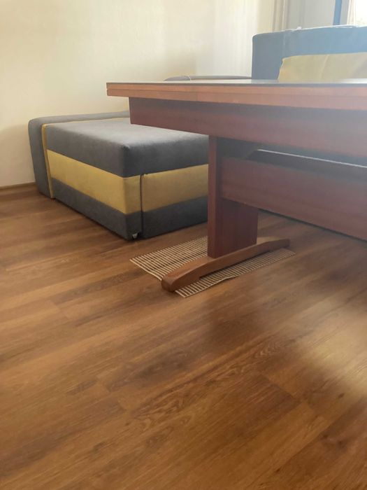 Холна маса масивна и здрава. 120 лв.