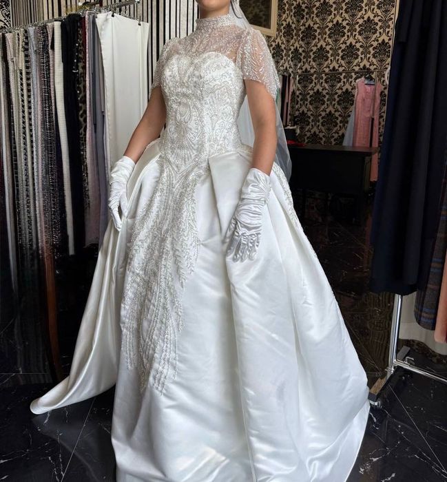 Свадебное платье цвета айвори, фата и перчатки в подарок, на пуговицах