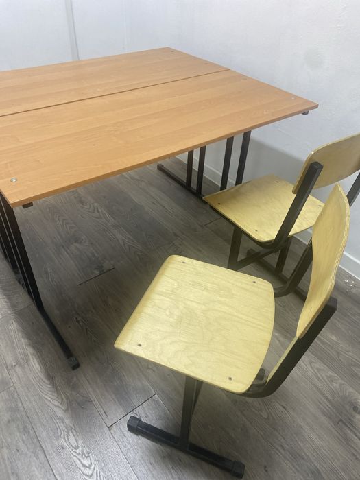 Парты с 2 стульями