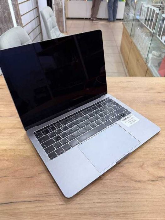 MacBook Pro i5 8/256GB
