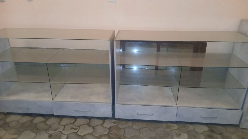 Noutbuk otdel uchun vetrina srooochna sotiladi