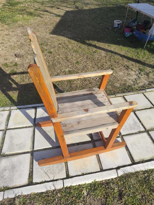 Люлеещ се стол от масивно дърво