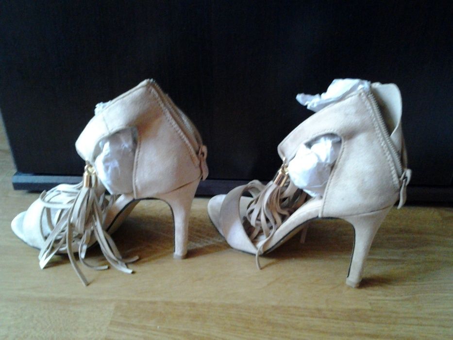 sandale bej cu ciucuri , piele intoarsa