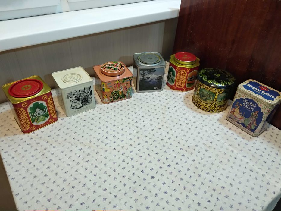 Металлические банки из под чая.