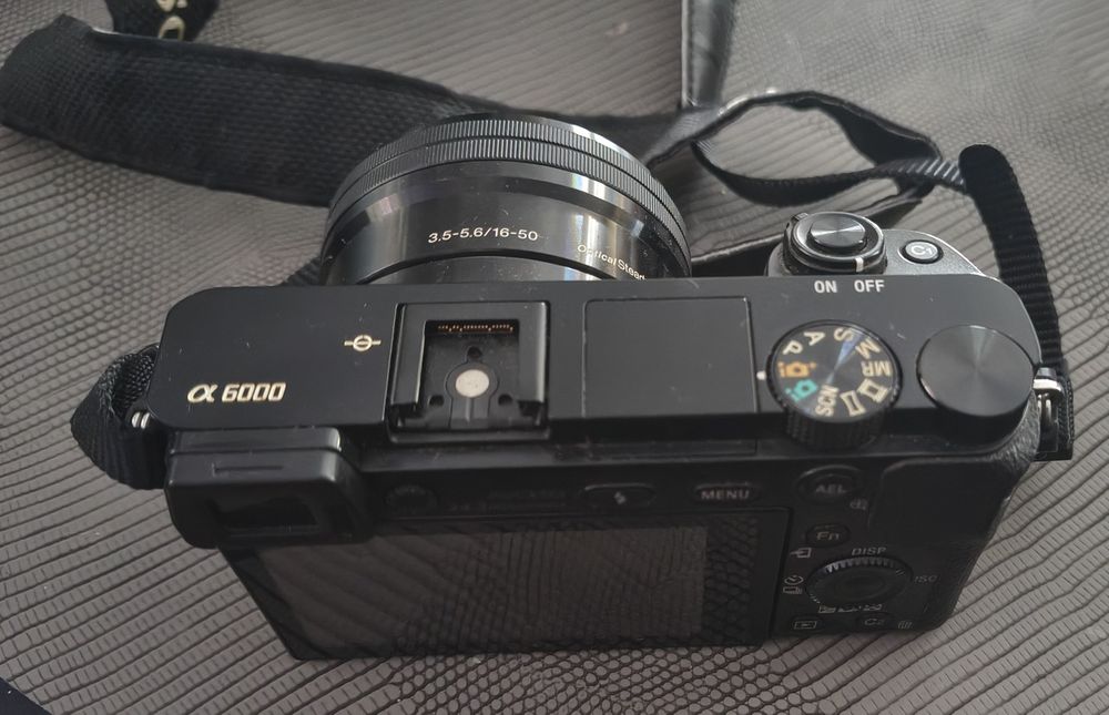 Sony Alpha A6000 + obiectiv 16-50mm