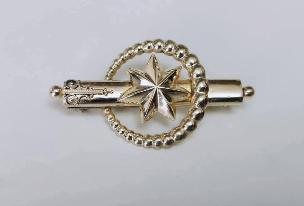 Veche brosa placata cu aur, copii