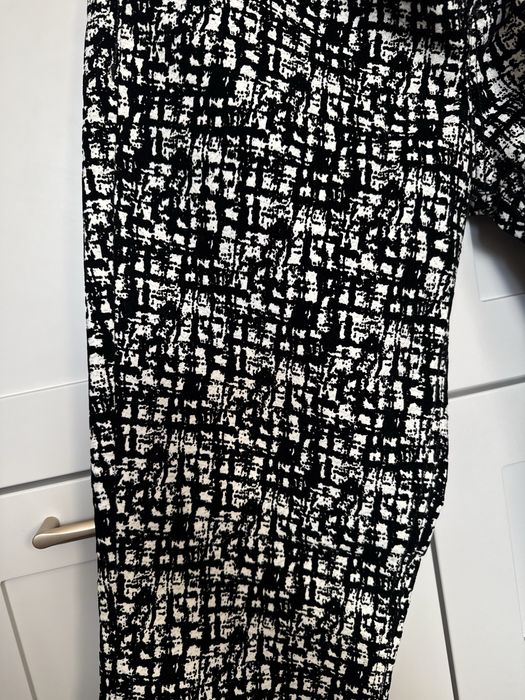 Дамски панталон GUESS – черно-бял десен