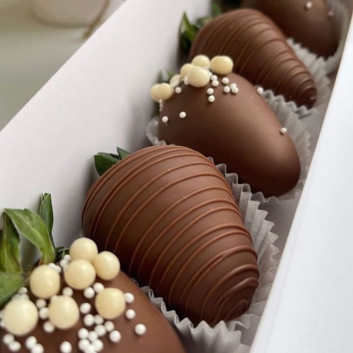 Бонбоньерки клубника в шоколаде