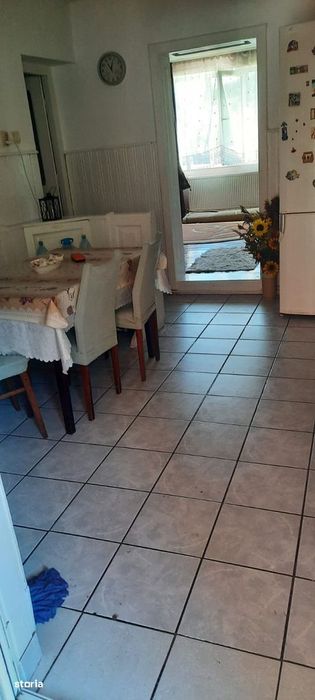 Casă cu 5 camere, garaj și pivniță