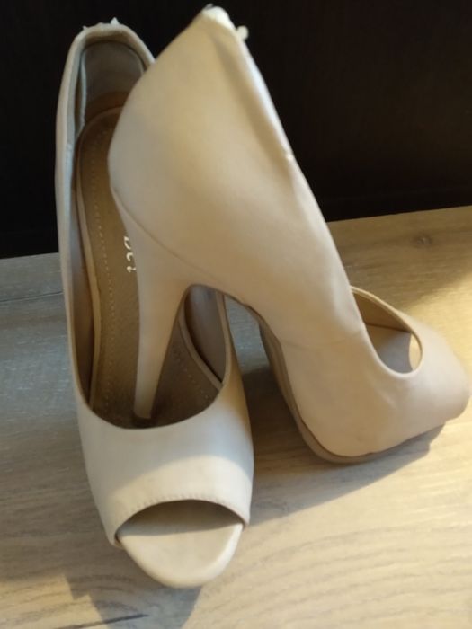 Бежови обувки на висок ток