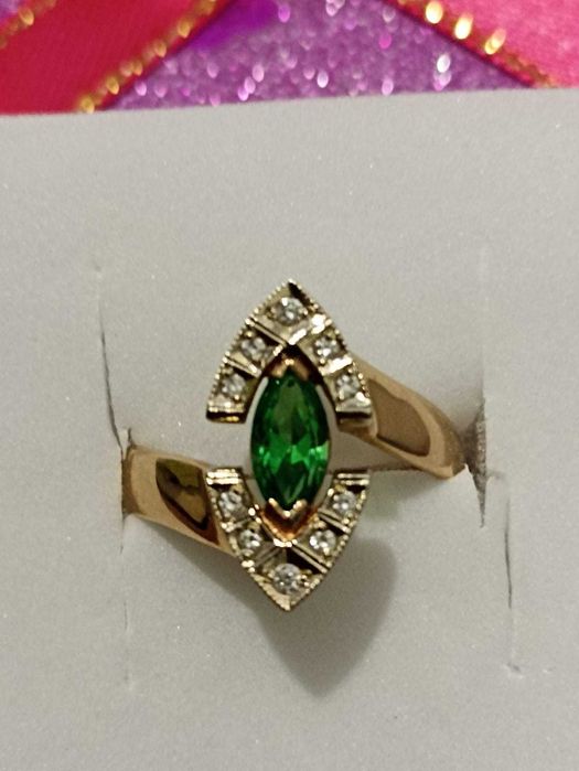 Кольцо с бриллиантами и изумрудом.