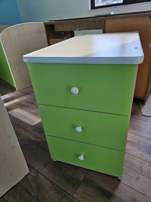 Бебешка кошара, трансформираща се в детско легло и бюро