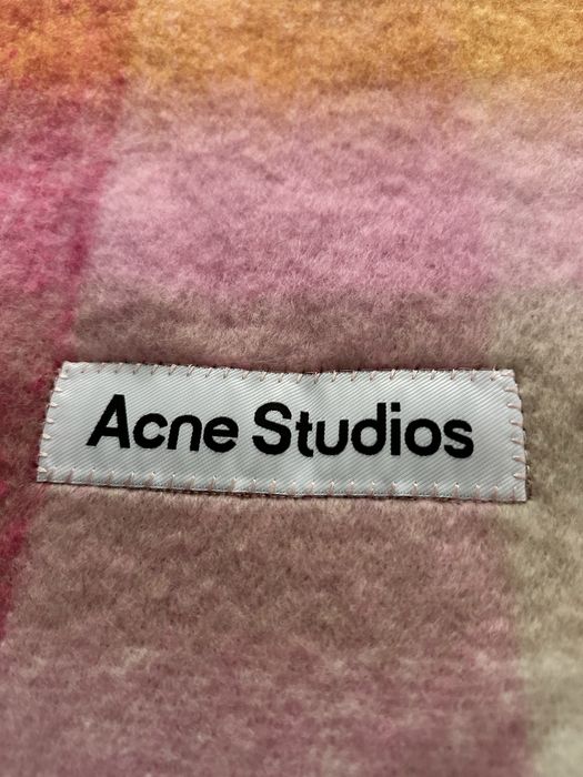 Шалове Acne Studios