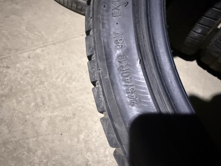245/40R19 Triangle
