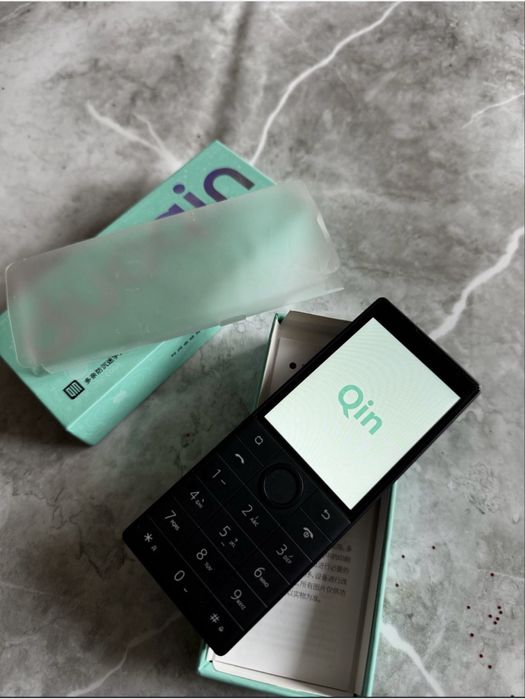 Полусенсорный телефон