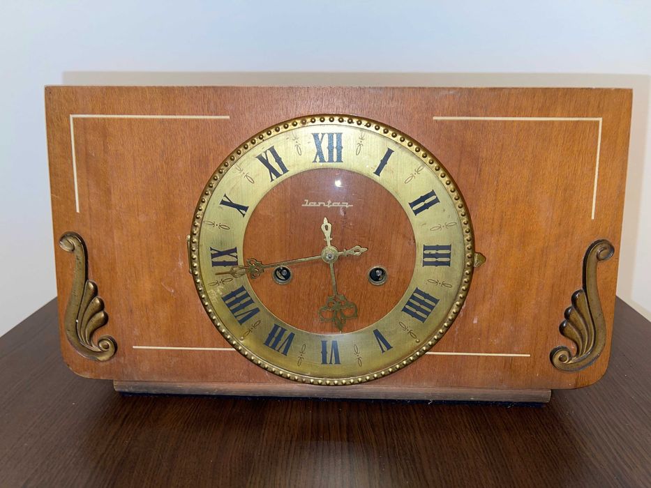 Ceas de șemineu cu pendulă interioară