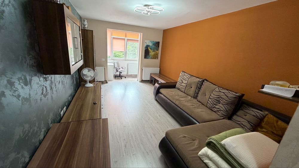 Dau spre inchiriere  in ONESTI apartanent situat in zona centrala , et 3 cu spatiu verde