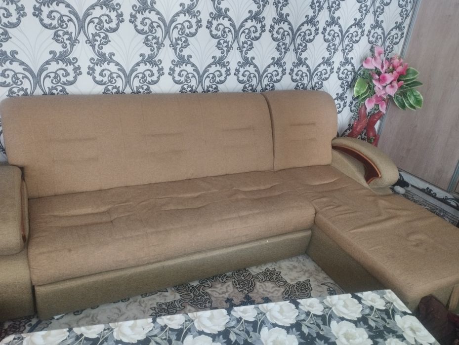 Divan sotiladi yahshi holatda