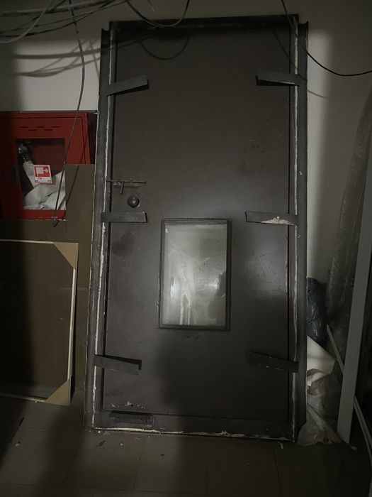 Продам металлическую дверь бу