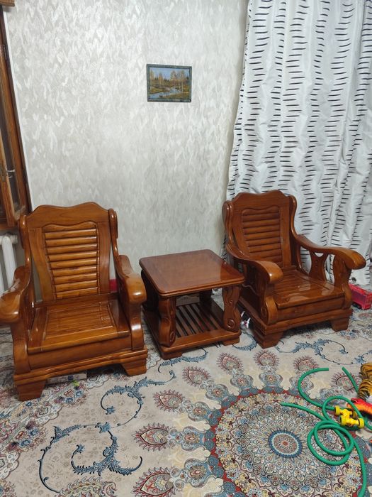 Кресло деревянное.