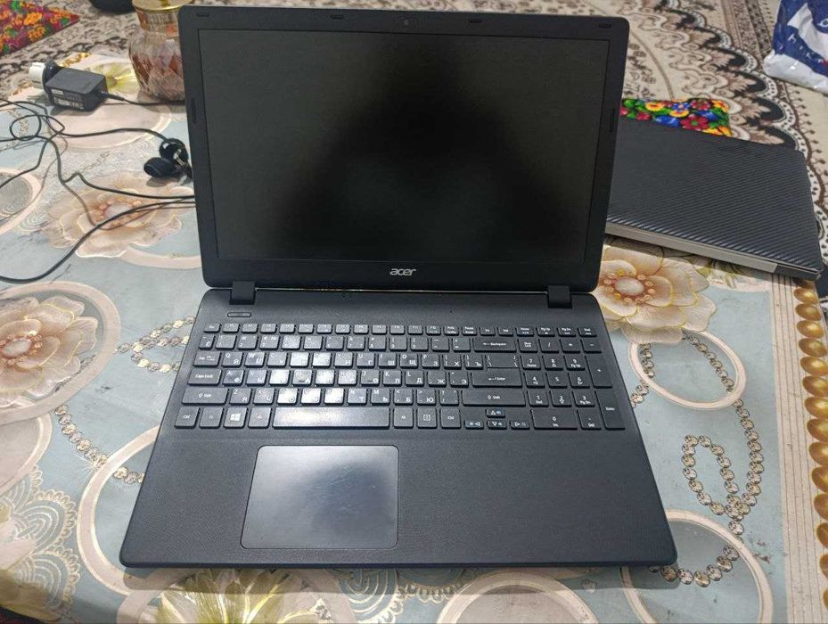 4 yadroli deyarli yangi noutbuk sotiladi