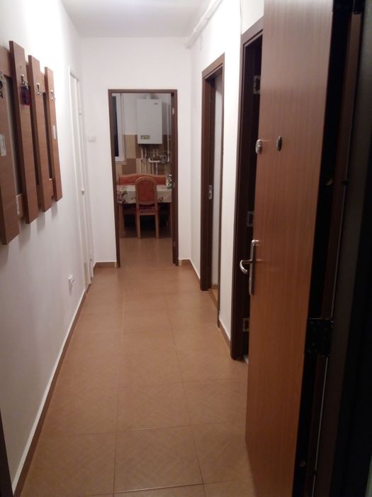 Camera de inchiriat la un apartament cu  3 camere.