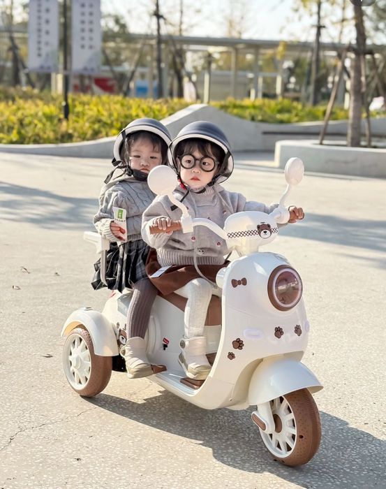 Детский мотоцикл Vespa 12V с музыкой, 3-6 лет, до 30 кг