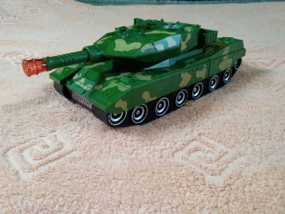 Игрушка танк,трансформер,все работает,звуковые,световые,