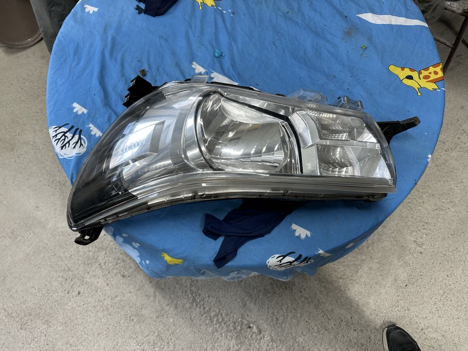 Far stânga toyota  hylux.