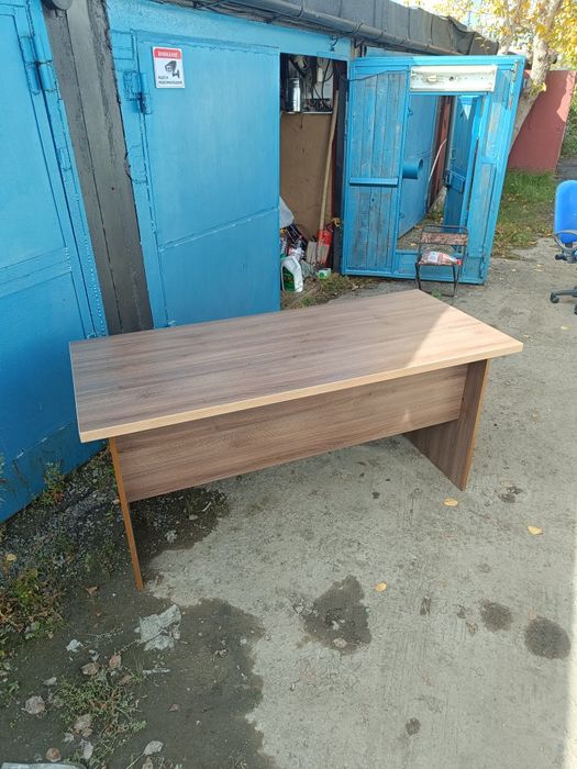 Продам два больших офисных стола .