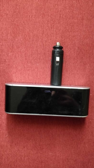 Adaptor priza masină cu 4 iesiri de 12/24 V si un port USB