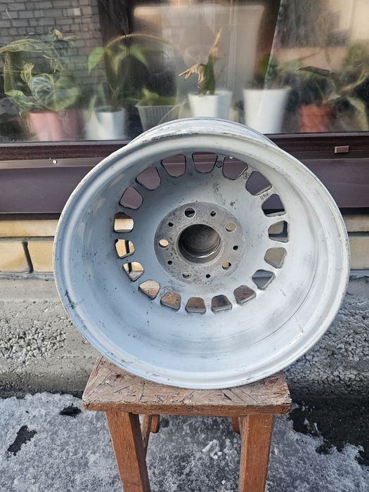 Диски на BMW титановые.