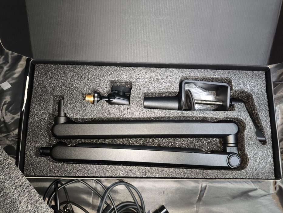 Микрофонодержать Fifine MBM88 и сам микрофон  Fifine K688