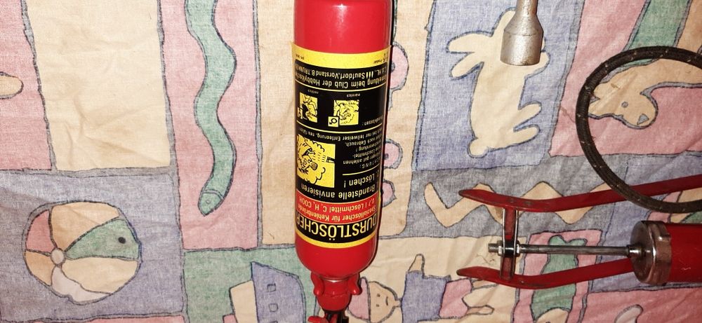 Крачна помпа,пожарогасител  и други.