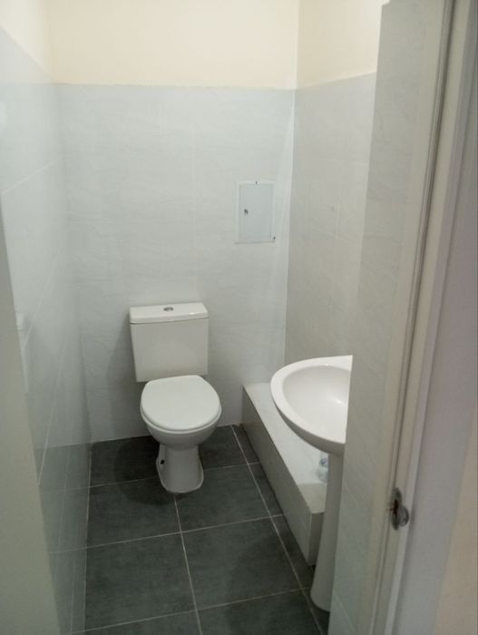 Сирдарё вилояти новосройка 3 хонали квартира срочни сотилади