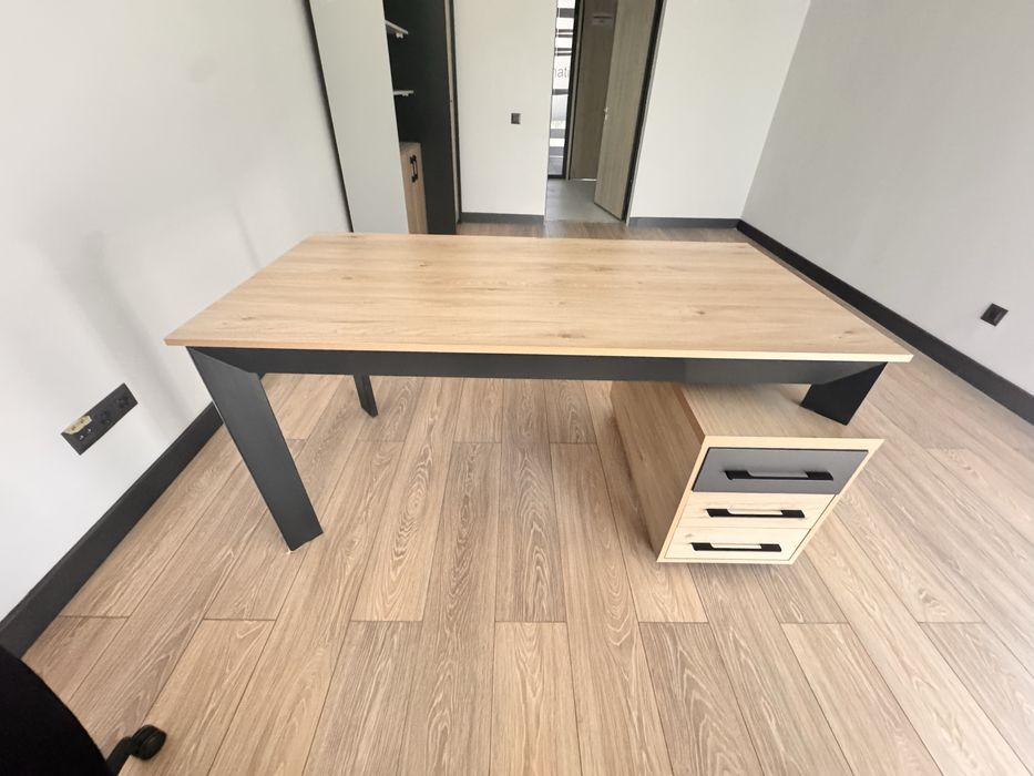 Офисный стол с тумбой