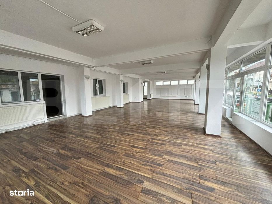 Spatiu comercial de vanzare, 5 incaperi, 220 mp, zona centrala