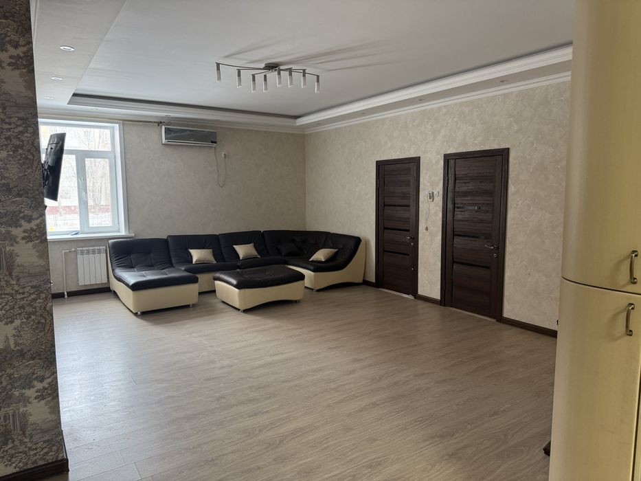 Угловой кожаный диван