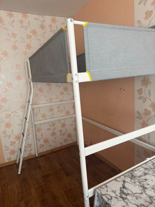 Двуетажно легло.