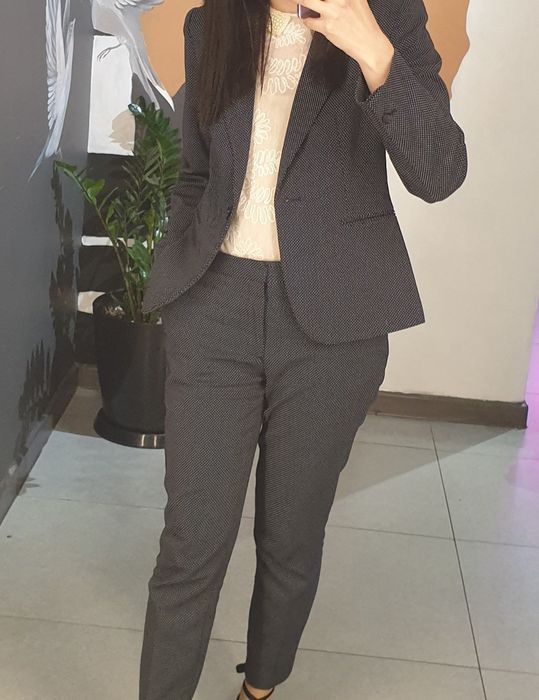 Костюм в мелкий горошек