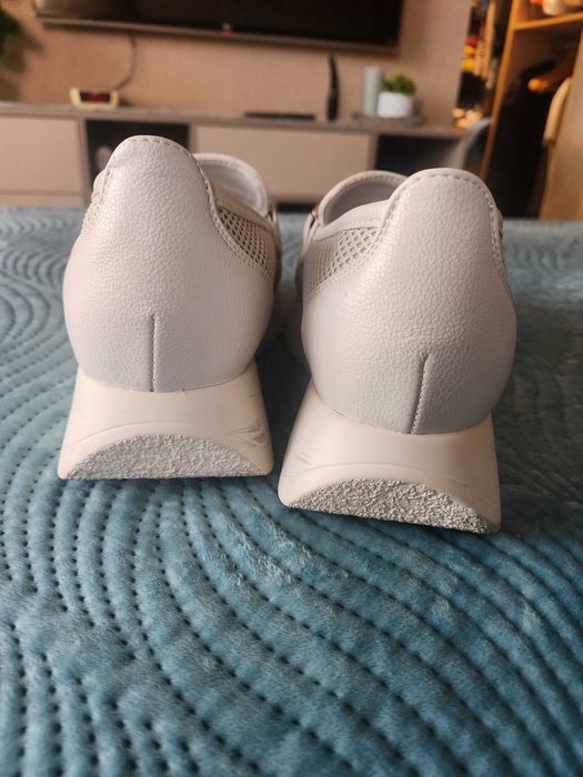 Макасини бели на платформа н.37