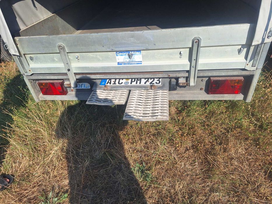 Vand platformă auto