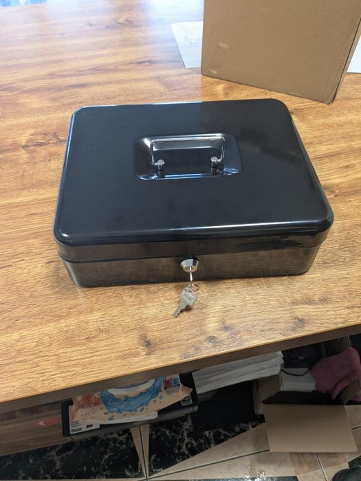 Кутия за банкноти и монети